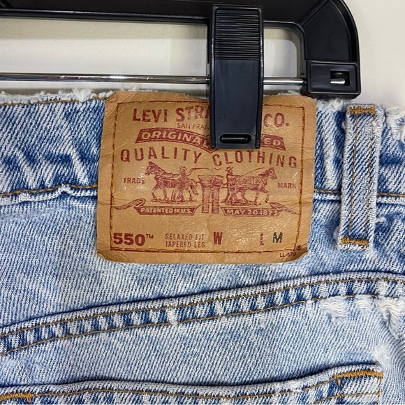 Levi's 550 Relaxed Fit Tapered Leg Light Wash Distressed Vintage Denim Jeans - Picture 7 of 8